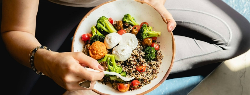 How to lose weight naturally, showing a person eating healthy food.