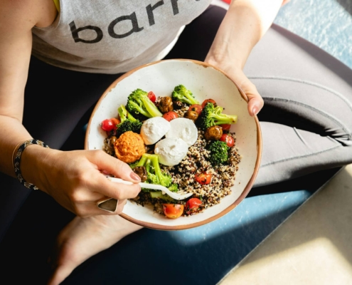 How to lose weight naturally, showing a person eating healthy food.